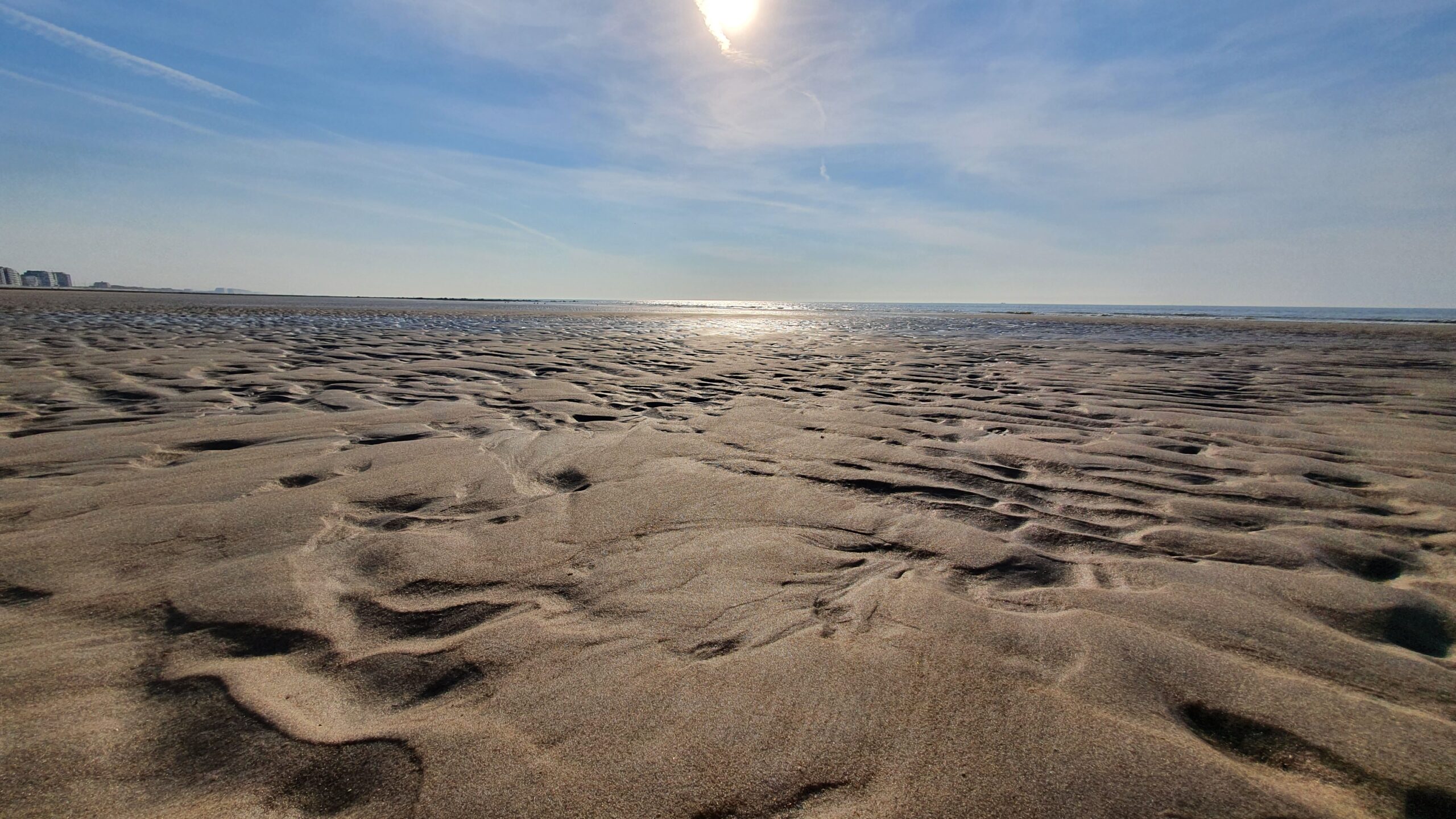 Strand met ribbeltjes met zon Belgische kust
